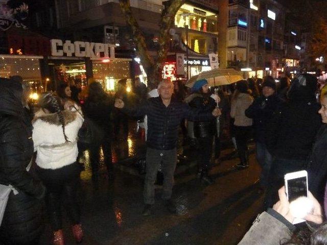 Bağdat Caddesi&rsquo;nde Yeni Yıla Halay &Ccedil;ekerek Girdiler 1