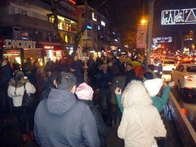 Bağdat Caddesi&rsquo;nde Yeni Yıla Halay &Ccedil;ekerek Girdiler 2