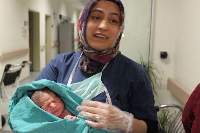 Muş&rsquo;ta Yeni Yılın İlk Bebeği &rsquo;umut&rsquo; Bebek Oldu 2