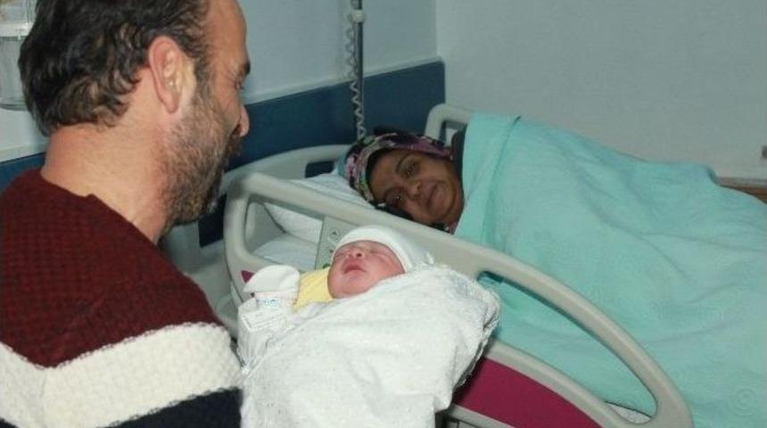 Yalova&rsquo;da 2017 Yılının İlk &Ccedil;ocuğu Doğdu