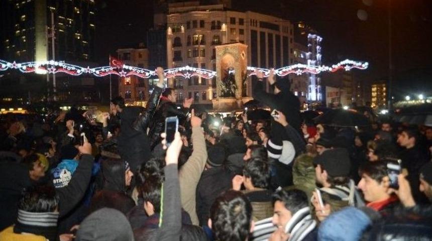 Kimisi Mendil Sattı, Kimisi Taksim&rsquo;de Halay &Ccedil;ekti