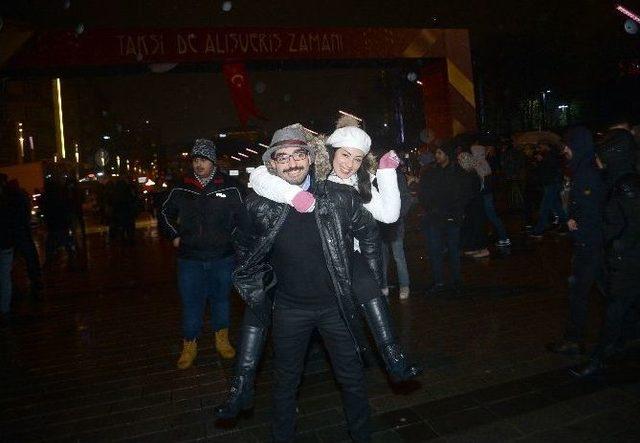 Kimisi Mendil Sattı, Kimisi Taksim’de Halay Çekti