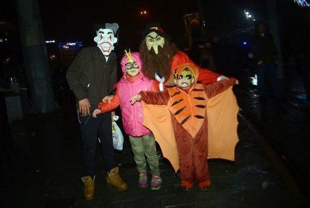 Kimisi Mendil Sattı, Kimisi Taksim&rsquo;de Halay &Ccedil;ekti 2