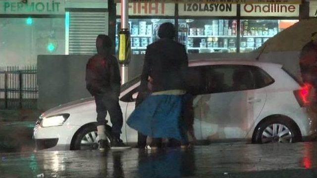 Kimisi Mendil Sattı, Kimisi Taksim’de Halay Çekti