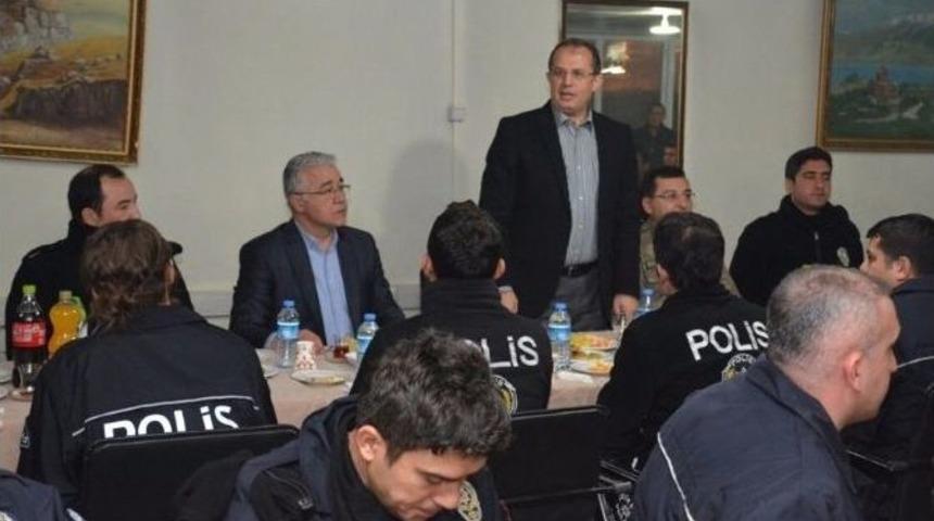 Vali Taşyapan, Yeni Yıla N&ouml;bete Giren G&uuml;venlik G&uuml;&ccedil;lerini Ziyaret Etti