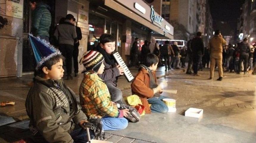 Suriyeli &Ccedil;ocuklar Yeni Yıla &Ccedil;alışarak Girdi