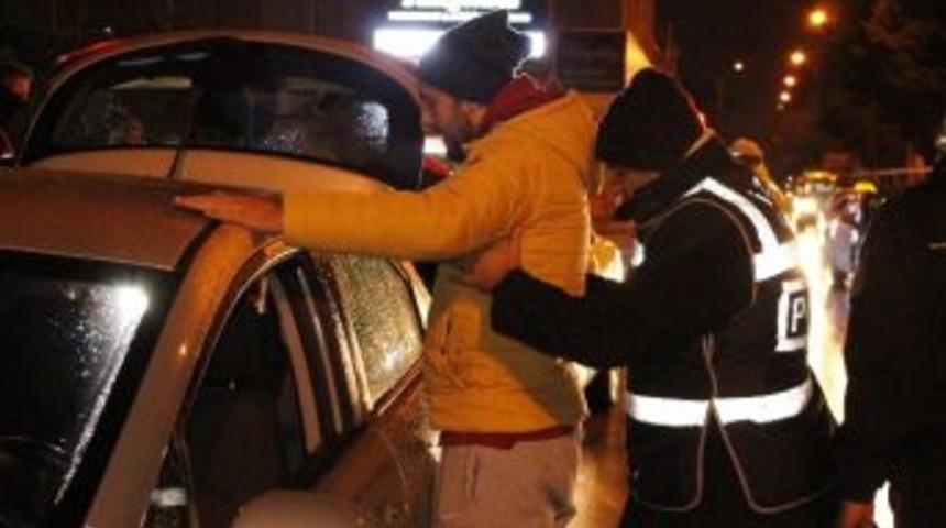 İzmit İl&ccedil;e Emniyet M&uuml;d&uuml;rl&uuml;ğ&uuml; Ekiplerinden Yeni Yıl Mesaisi