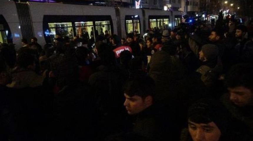 Suriyeliler Yeni Yılı Sokakta Karşıladı