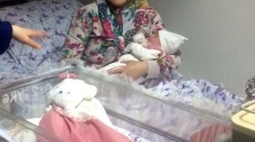 Ankara&rsquo;da 2017&rsquo;nin İlk Bebeği &rsquo;hatice Z&uuml;mra&rsquo; Oldu