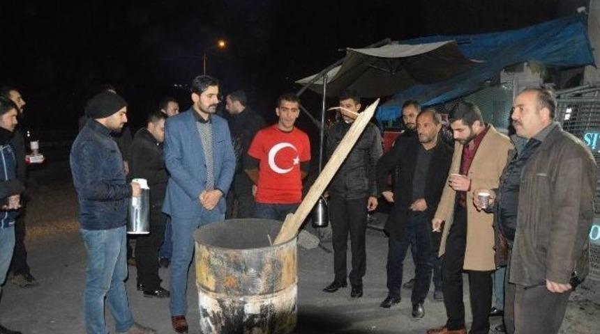 Yılbaşında G&ouml;revli Polislere &Ccedil;ay İkramı