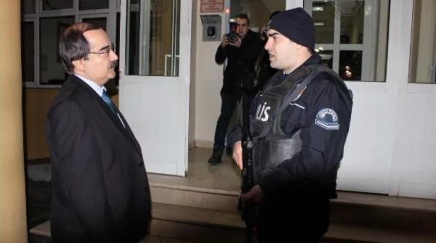 Vali Coş, Yeni Yıla Askerlerle Pasta Keserek Girdi