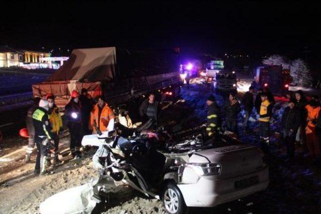 Otomobil, Tır a Arkadan Çarptı: 2 Ölü 1