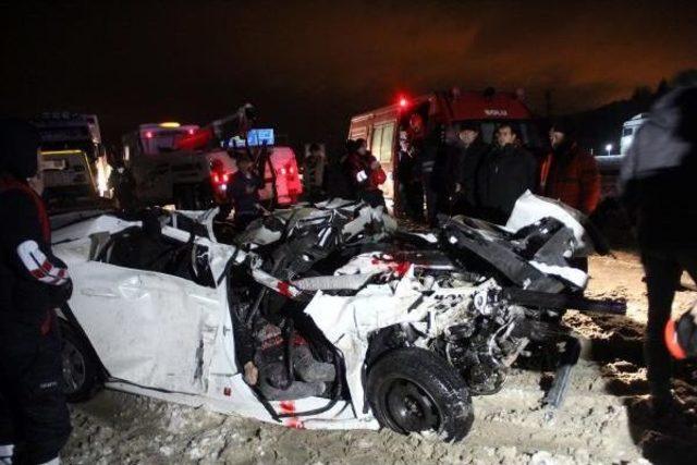 Otomobil, Tır a Arkadan Çarptı: 2 Ölü 2