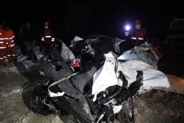 Otomobil, Tır a Arkadan Çarptı: 2 Ölü 3