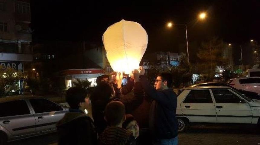 Kahtalı Gen&ccedil;ler Yeni Yıla Dilek Balonları U&ccedil;urarak Girdi