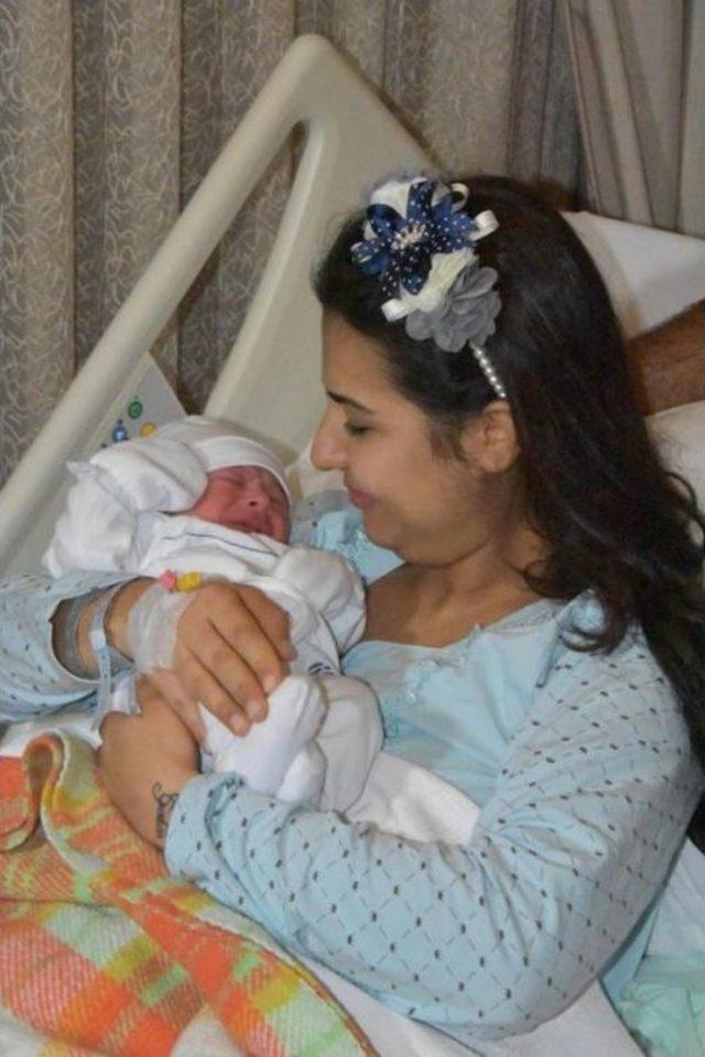 İzmir de Yeni Yılın Ilk Bebeği Ozan Ali 1