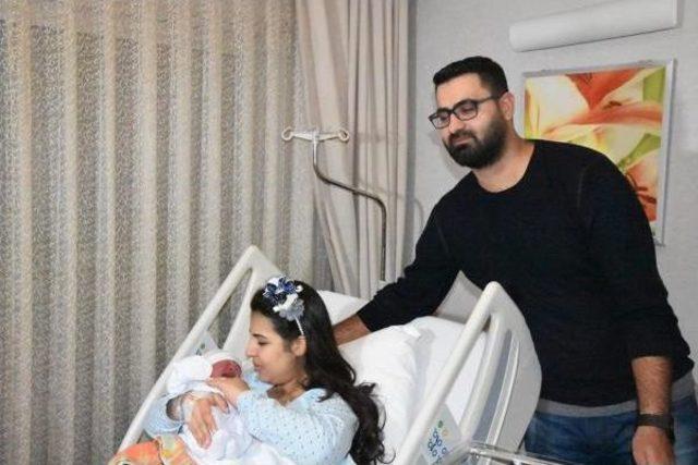 İzmir de Yeni Yılın Ilk Bebeği Ozan Ali 2