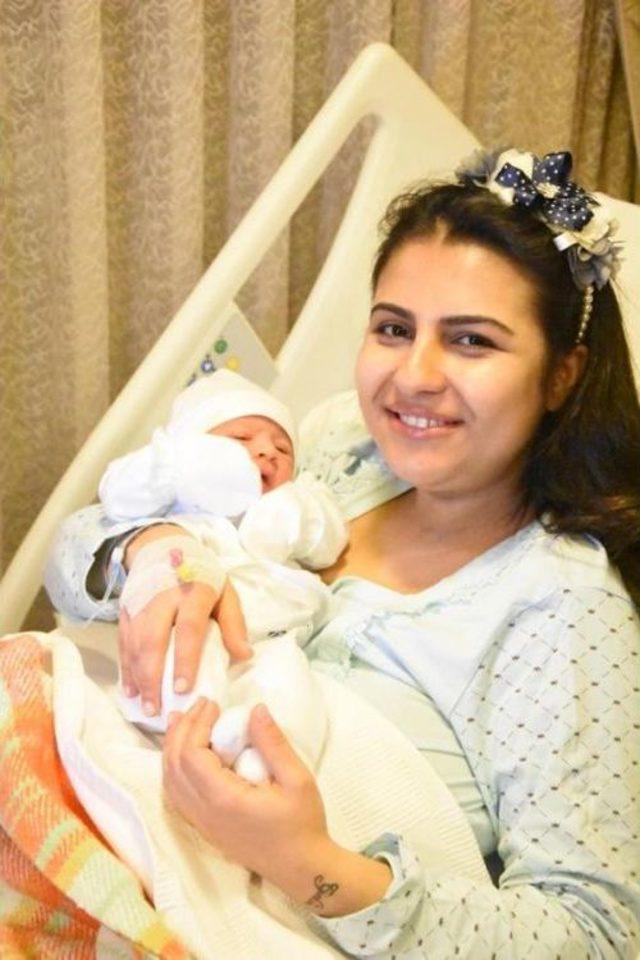 İzmir de Yeni Yılın Ilk Bebeği Ozan Ali 3