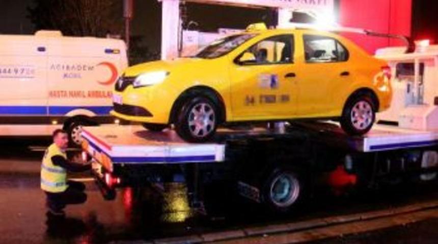 Gece Kul&uuml;b&uuml; &Ouml;n&uuml;ndeki Ticari Taksi Incelenmek &Uuml;zere G&ouml;t&uuml;r&uuml;ld&uuml;