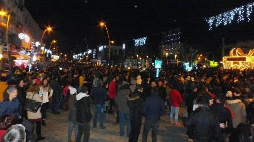 Marmaris'te 5 Bin Kişi Yılbaşını Sokakta Kutladı
