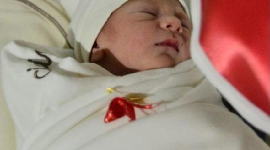 Adana'da 2017'nin Ilk Bebeği Umut Eren