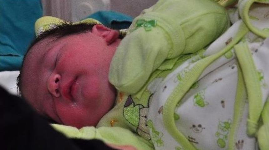 &Ccedil;orum'da Yılın Ilk Bebeğine '&ouml;mer Halis' Adı Verildi