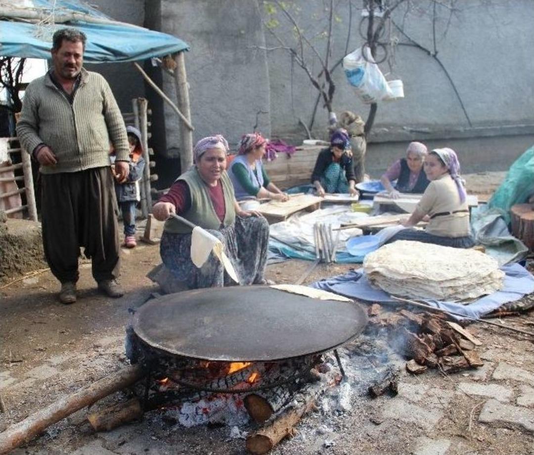 Kalabalık Aileler &Ccedil;areyi Yufka Ekmekte Buluyor