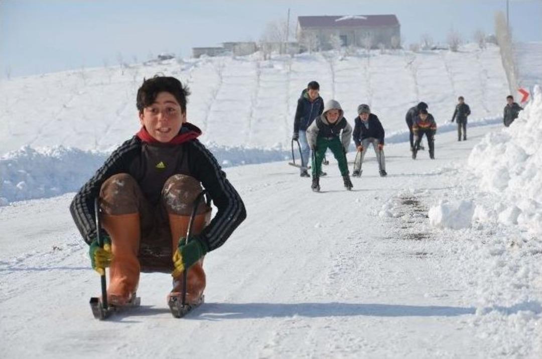 Muş&rsquo;ta &Ccedil;ocukların Kızak Keyfi
