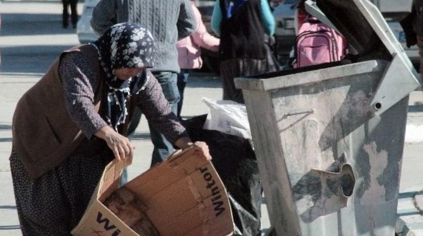 Ekmeğini &Ccedil;&ouml;pten &Ccedil;ıkartıyor