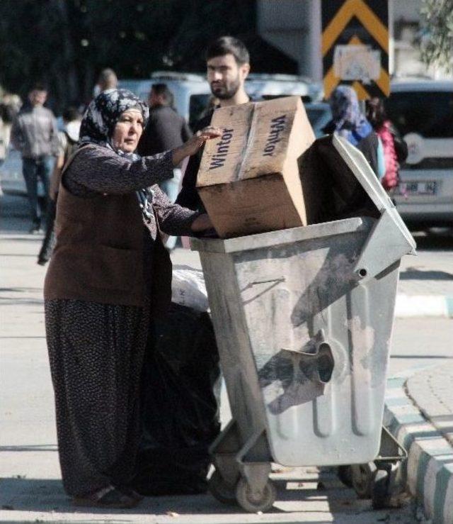 Ekmeğini Çöpten Çıkartıyor