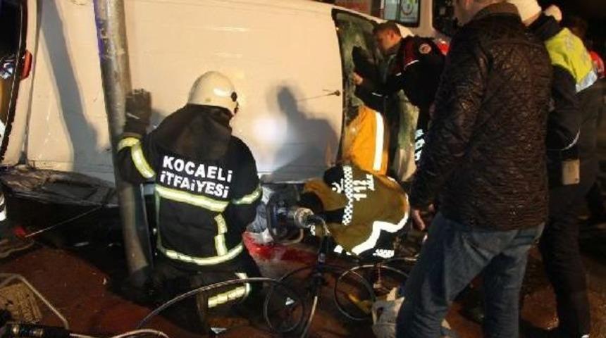 16 Yaşındaki S&uuml;r&uuml;c&uuml;n&uuml;n Kırmızı Işık Kazası: 8 Yaralı