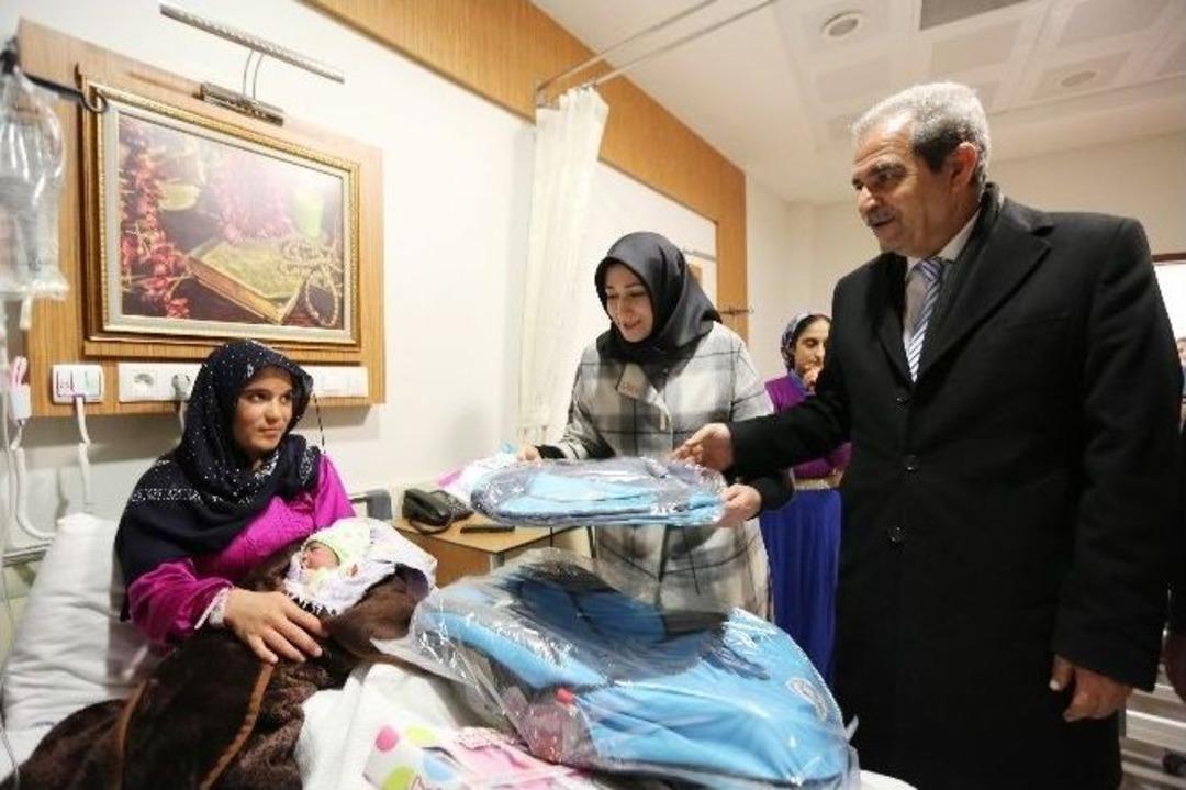 Başkan Demirkol Yeni Yıl Bebeklerini Ziyaret Etti