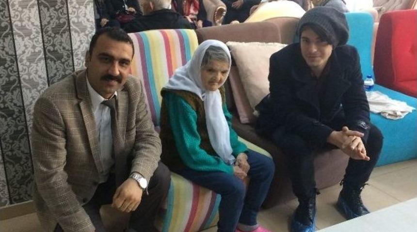 K&ouml;şkl&uuml; Gen&ccedil;ler Huzurevinde Kalan Yaşlıların G&ouml;nl&uuml;n&uuml; Aldı