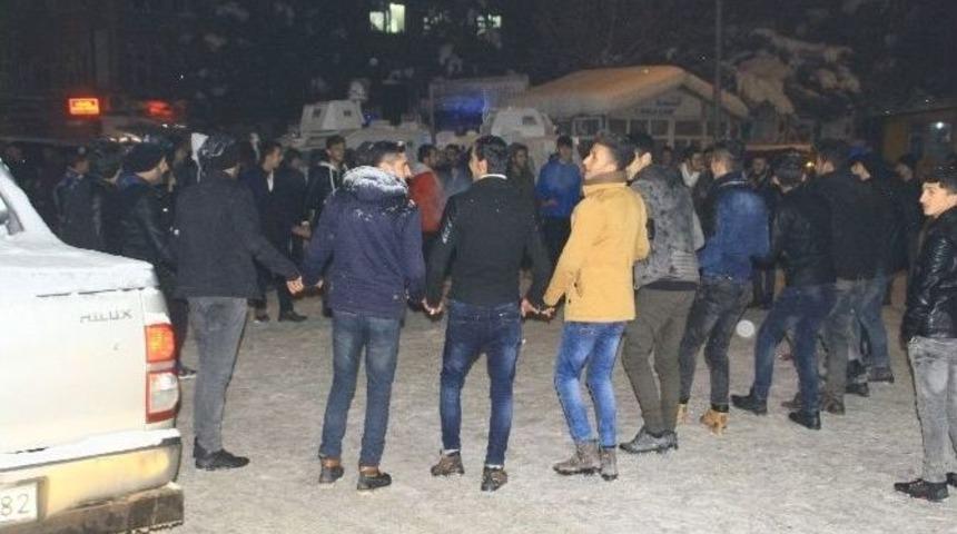 Yeni Yıla Lapa Lapa Kar Yağışı Altında Halaylarla Girdiler