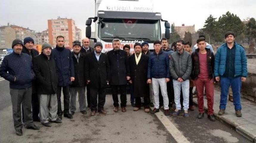 Halep'ten Gelen Suriyeliler I&ccedil;in 7 Tır Dolusu S&uuml;t Yardımı