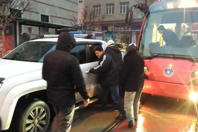 Tramvay Yoluna Aracını Park Etti, Kendisini Arayan Polise 