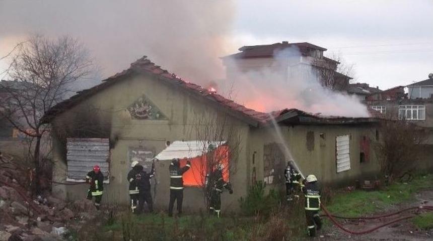 Kullanılmayan Tek Katlı Bina Alev Alev Yandı