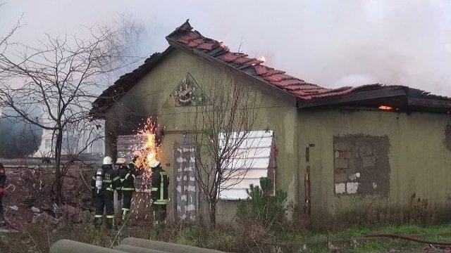 Kullanılmayan Tek Katlı Bina Alev Alev Yandı