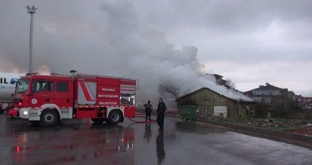 Kullanılmayan Tek Katlı Bina Alev Alev Yandı