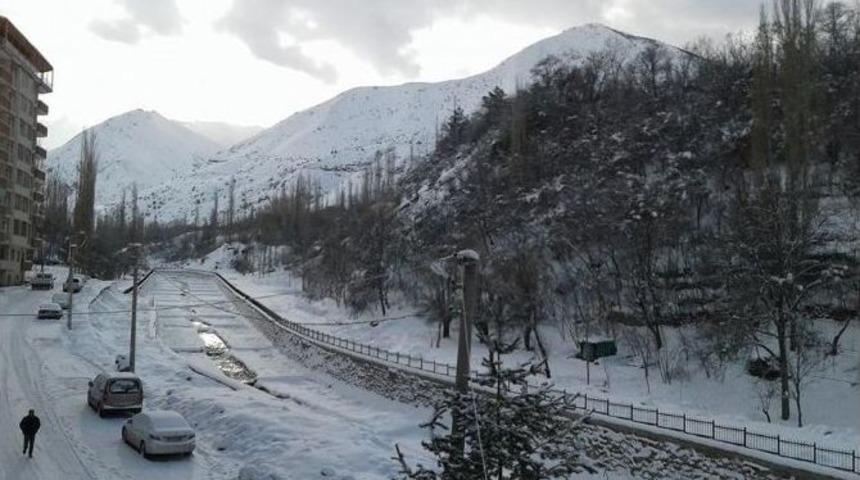 İspir Yeni Yıla Karla Uyandı