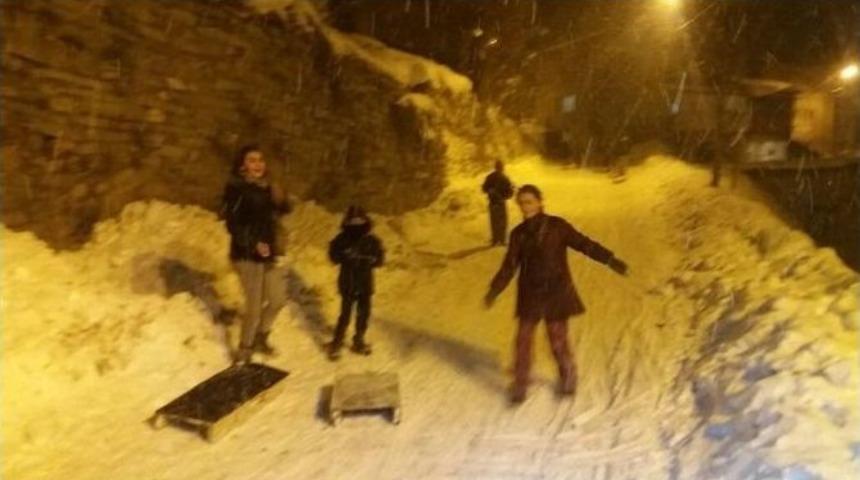 Yeni Yıla Kızakla Kayarak Girdiler