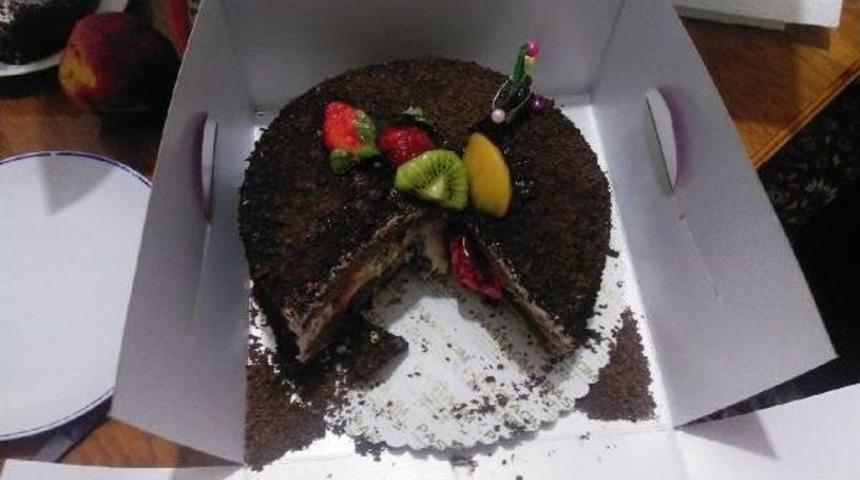 Yılbaşı I&ccedil;in Aldığı Pastanın I&ccedil;inden &Ccedil;eyrek Altın &Ccedil;ıktı