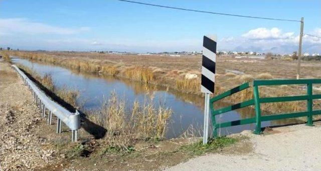 Sulama Kanalına U&ccedil;an Otomobilin S&uuml;r&uuml;c&uuml;s&uuml; &Ouml;ld&uuml; 1