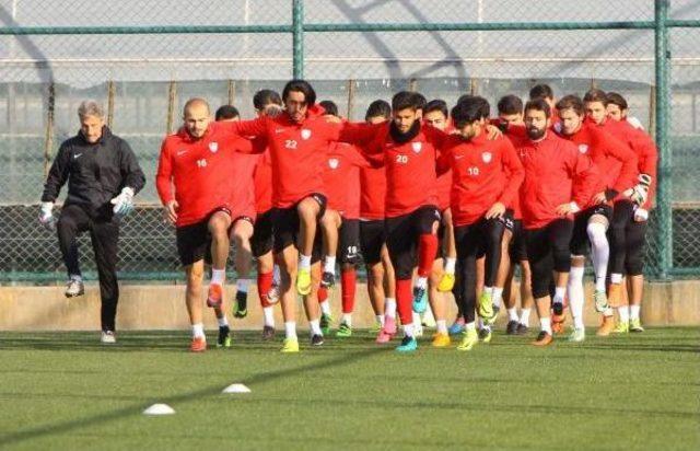 Başkan Mergen, Kamptaki Manisaspor'u Ziyaret Etti