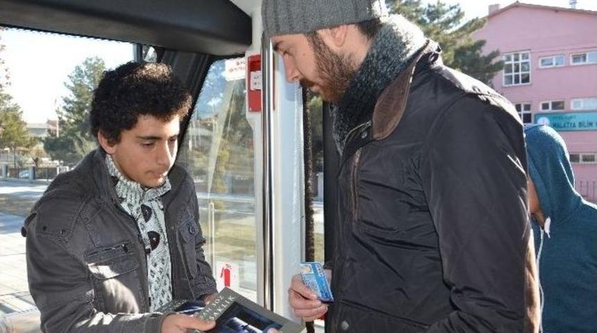 Kitap Okumaya Teşvik Etmek İ&ccedil;in Tramb&uuml;ste Kitap Dağıttılar