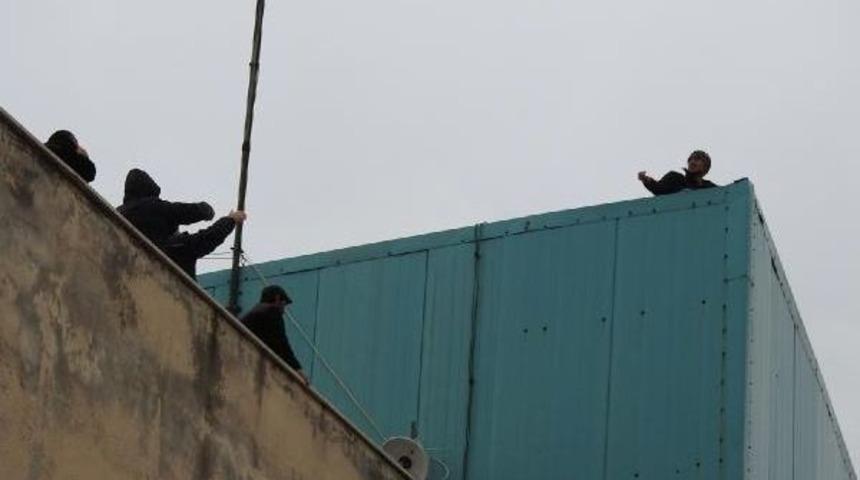 Sığınma Evinde Kalan Kadının Kocası &Ccedil;atıya &Ccedil;ıkıp Intihar Etmek Istedi