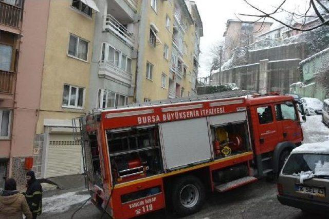 Açık Kalan Elektrik Sobasından Çıkan Yangında 3 Üniversiteli Hastanelik Oldu