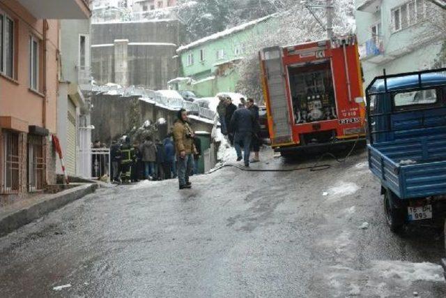 Açık Kalan Elektrik Sobasından Çıkan Yangında 3 Üniversiteli Hastanelik Oldu