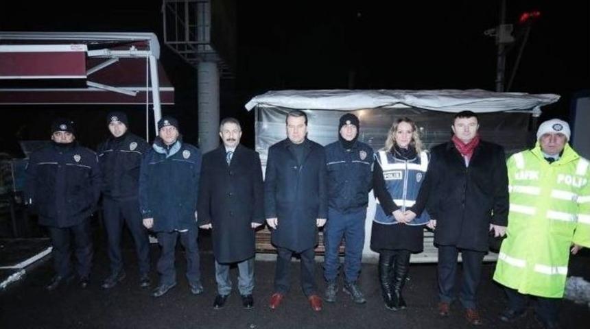 Vali &Ccedil;elik G&ouml;rev Başındaki Polis Memurlarını Ziyaret Etti