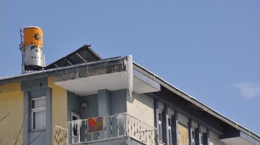 Kars&rsquo;ta &Ccedil;atılarda Oluşan Buz Sarkıtları Tehlike Oluşturuyor